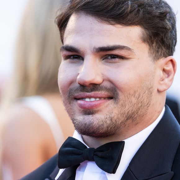 Antoine Dupont est considéré comme l'un des meilleurs joueur de rugby de la planète

Antoine Dupont - Antoine Dupont et sa compagne Iris Mittenaere se retrouvent sur les marches  du film « Dossier 137 » lors du 78ème Festival International du Film de Cannes.
© Jacovides / Moreau / Bestimage