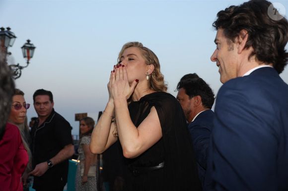 L'actrice Amber Heard salue ses fans lors de la promotion de son nouveau film « In the Fire » au 69e Festival du film de Taormina.