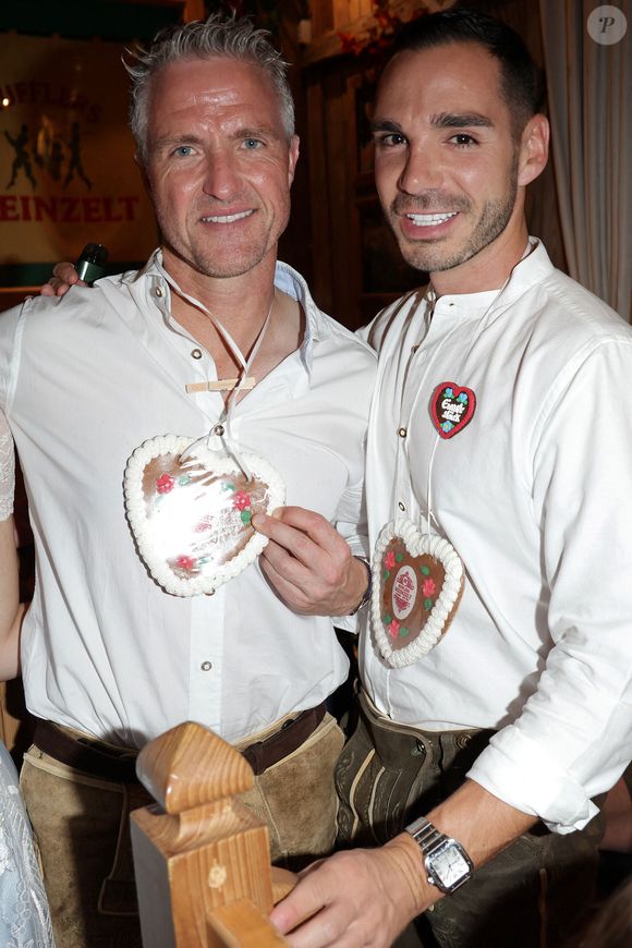 Le duo annonce son mariage, qui aura lieu prochainement.

Ralph Schumacher avec son compagnon Etienne Bousquet-Cassagne (ancien élu du Lot-et-Garonne et candidat RN aux municipales de Villeneuve-sur-Lot) à la "Fête de la Bière 2024 (oktoberfest)" à Munich, le 22 septembre 2024.
API / BESTIMAGE
