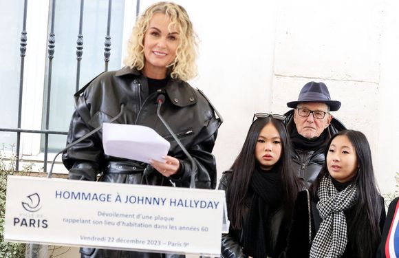 Laeticia Hallyday, ses filles Joy et Jade, Jean-Claude Camus lors de l'inauguration d'une plaque commémorative en hommage à Johnny Hallyday devant l'immeuble où le chanteur français a grandi dans le 9ème arrondissement de Paris, France, le 22 décembre 2023. Décédé en 2017, Johnny Hallyday fut pendant un demi-siècle l’incarnation du rock à la française. D’origine belge et né sous le nom de Jean-Philippe Smet, il naquit et passa une très grande partie de sa vie à Paris. Fière de cet héritage musical qu’il lui laissa, la Ville de Paris avait entrepris un premier hommage à l’artiste en donnant le nom de Johnny Hallyday à l’esplanade situé devant la salle de spectacle qu’il avait tant fait vibrer par le passé. Dans la continuité de ce premier hommage, la ville de Paris a souhaité à nouveau honorer la mémoire de ce natif de la capitale et une plaque commémorative est dévoilée devant l’immeuble dans lequel il grandit au 13 rue de la Tour des Dames dans le 9ème arrondissement. © Dominique Jacovides/Bestimage