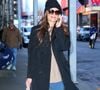 Katie Holmes est très protectrice envers sa fille.

Katie Holmes arrive à sa matinée de représentation de 'Our Town' à New York City. Katie Holmes porte une jupe-culotte bleue, des bas, un manteau en laine marine, un bonnet en tricot, une chemise beige, un sac à main Manu Atelier et des mocassins Acne Studios à bout carré, New York City, NY, USA le 8 décembre 2024. Photo by Christopher Peterson/Splash News/ABACAPRESS.COM