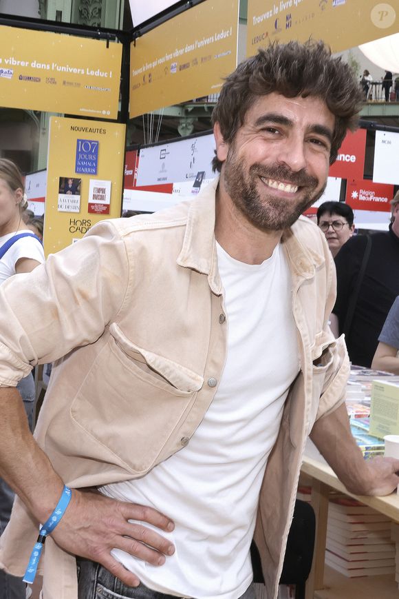 Agustin Galiana en dédicace lors du 5ème festival du Livre de Paris au Grand Palais (17 - 19 avril 2026) à Paris, le 19 avril 2026.
© Cédrice Perrin / Bestimage