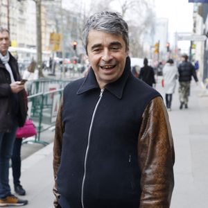 Fort de ce succès, Wizman dit que cela lui offre "la liberté de vivre comme il l’entend" et revient au journalisme.

Ariel Wizman à la sortie d'un enregistrement radio aux studios RTL à Neuilly-sur-Seine, France, le 21 mars 2023. Photo par Agence / Bestimage