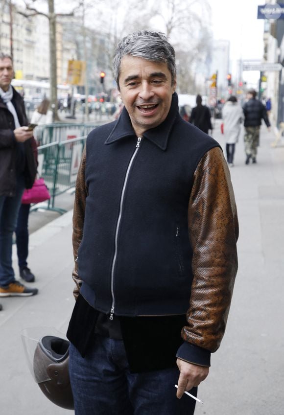 Fort de ce succès, Wizman dit que cela lui offre "la liberté de vivre comme il l’entend" et revient au journalisme.

Ariel Wizman à la sortie d'un enregistrement radio aux studios RTL à Neuilly-sur-Seine, France, le 21 mars 2023. Photo par Agence / Bestimage