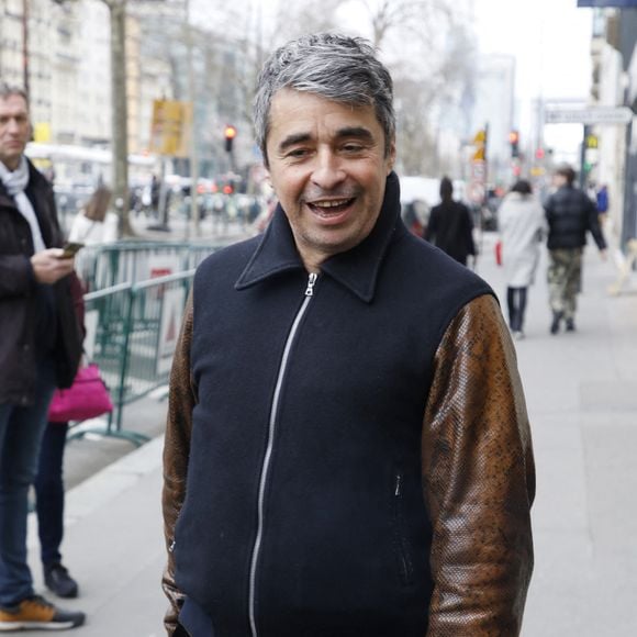 Fort de ce succès, Wizman dit que cela lui offre "la liberté de vivre comme il l’entend" et revient au journalisme.

Ariel Wizman à la sortie d'un enregistrement radio aux studios RTL à Neuilly-sur-Seine, France, le 21 mars 2023. Photo par Agence / Bestimage