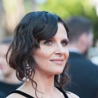 Les années défilent mais le teint cristallin sans défaut de Juliette Binoche demeure : voici son secret qui lisse les rides !