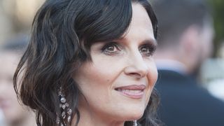 Les années défilent mais le teint cristallin sans défaut de Juliette Binoche demeure : voici son secret qui lisse les rides !