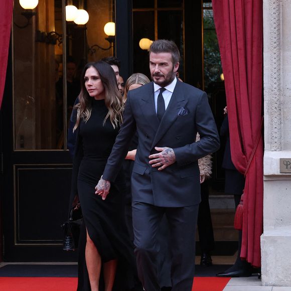 David Beckham et sa femme Victoria Beckham - V.Beckham, accompagnée de sa famille, à la sortie de l'Hôtel La Réserve avant d'être élevée au rang de Chevalier des Arts et des Lettres au ministère de la Culture à Paris, le 26 janvier 2026.
© Denis Guignebourg / Bestimage