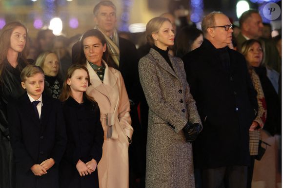 Par la suite, la famille princière a pu découvrir les installations en bord de piste auprès de M. Beau Welling, le président de World Curling.

Le Prince Albert II de Monaco, la Princesse Charlène de Monaco, le Prince Héréditaire Jacques et la Princesse Gabriella assistent à la cérémonie de la Sainte Dévote à Monaco, Monaco le 26 janvier 2026 Photo par Jean-Charles Vinaj/ABACAPRESS.COM