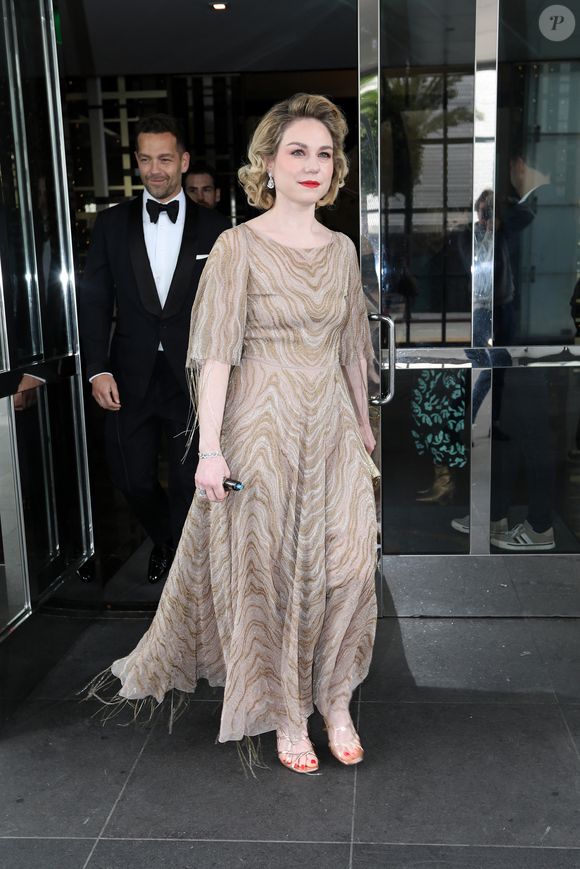 Exclusif -   Emilie Dequenne (En Dior) se prépare pour la 95ème édition de la cérémonie des Oscars à Los Angeles dans sa chambre d'hôtel (Le Sofitel Beverly Hills) avec son mari Michel Ferracci (en Fursac) le 12 mars 2023.
©Agence / Bestimage