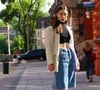 Le traditionnel jean en denim lourd, qui colle à la peau et fait transpirer, doit impérativement être mis de côté pour survivre à l'été.