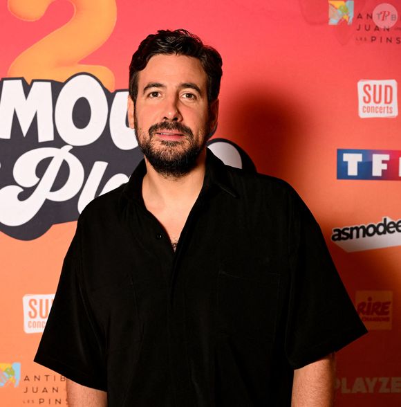 Exclusif - Maxsime Gasteuil au photocall lors de l'enregistrement de l'émission "L'humour à la plage" pour la 2eme édition du festival de Juan les Pins à la pinède Gould le 27 juin 2025. © Bruno Bebert / Bestimage