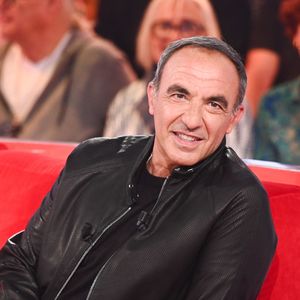 Exclusif - Nikos Aliagas lors de l'enregistrement de l'émission Vivement dimanche au studio Rive gauche, présentée par M.Drucker, diffusée sur France 3 le 21 juin 2026, à Paris, France, le 20 mai 2026. © Guillaume Gaffiot/Bestimage