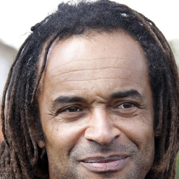 Le chanteur et ancien tennisman Yannick Noah inaugure un nouveau site de son association 'Fête le Mur' à Bordeaux, France, le 9 avril 2008. L'association ouvre plusieurs courts de tennis pour les enfants des propriétés bordelaises. Photo by Patrick Bernard/ABACAPRESS.COM