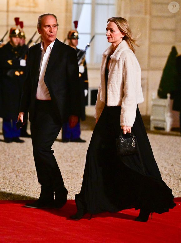 Xavier Niel et sa compagne Delphine Arnault au dîner d’état donné en l’honneur du président de l’Ouzbékistan au palais présidentiel de l’Elysée, à Paris, France, le 12 mars 2025. © Christian Liewig/Bestimage
