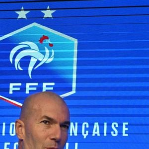 L'ancien international français de football Zinédine Zidane s'exprime lors d'une conférence de presse visant à le présenter comme le nouveau sélectionneur de l'équipe de France, au siège de la Fédération française de football (FFF) à Paris, le 28 juillet 2026. © Christian Liewig/Bestimage