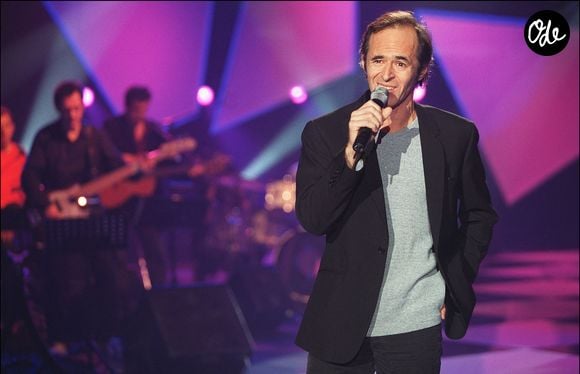 Le célèbre chanteur a donné le tout dernier concert d'une tournée en 2002 et vit désormais dans l'ombre, entre plusieurs ports d'attache...

Jean-Jacques Goldman interprète "Si Seulement Elle Était Jolie" lors de l'enregistrement de l'émission de télévision de Michel Drucker "Autour de Georges Brassens", Paris, France, le 22/10/2001. Crédit Jean-Jacques Datchary/Abaca