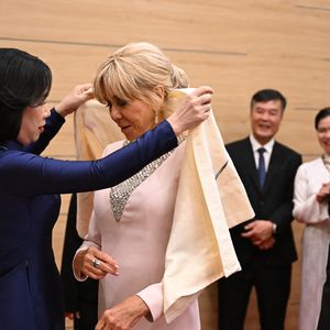 Le président français E. Macron et sa femme B. Macron, aux côtés de son homologue vietnamien Luong Cuong avec sa femme Nguyen Thi Minh Nguyet, lors d'un dîner d'État au Centre international des congrès de Hanoi, au Vietnam, le 26 mai 2025. © Jeanne Accorsini / Pool / Bestimage