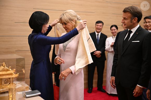 Le président français E. Macron et sa femme B. Macron, aux côtés de son homologue vietnamien Luong Cuong avec sa femme Nguyen Thi Minh Nguyet, lors d'un dîner d'État au Centre international des congrès de Hanoi, au Vietnam, le 26 mai 2025. © Jeanne Accorsini / Pool / Bestimage