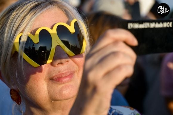 Fixer le soleil sans lunettes certifiées expose la rétine à des brûlures invisibles mais irréversibles.

La foule observe l'éclipse solaire à Zagreb en Croatie, le 12 août 2026. 

© Neva Zganec/PIXSELL