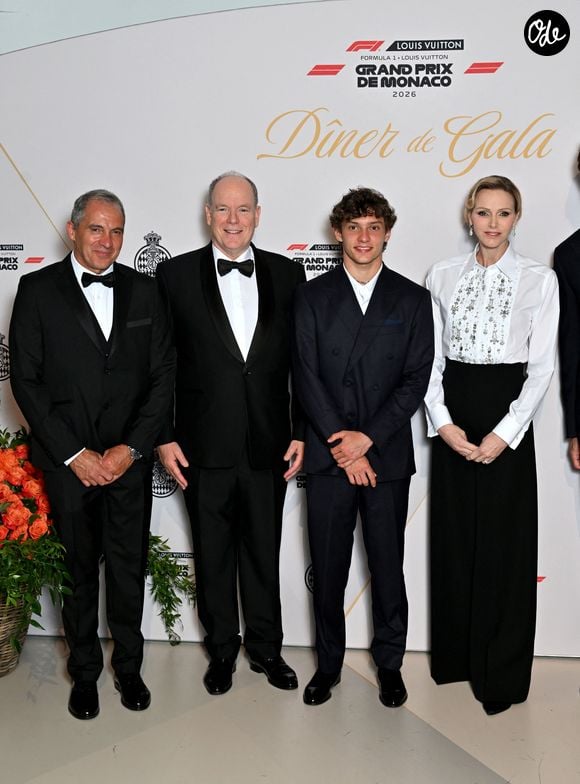 Le père de Kimi Antonelli, le prince Albert II de Monaco, Kimi Antonelli et la princesse Charlene de Monaco au photocall du dîner de gala du Grand Prix de Formule 1 de Monaco 2026 en l'honneur du vainqueur dans la Salle des Etoiles du Sporting de Monaco le 7 juin 2026.

© Bruno Bebert / Bestimage