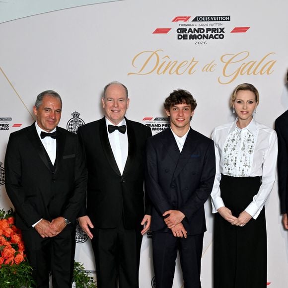 Le père de Kimi Antonelli, le prince Albert II de Monaco, Kimi Antonelli et la princesse Charlene de Monaco au photocall du dîner de gala du Grand Prix de Formule 1 de Monaco 2026 en l'honneur du vainqueur dans la Salle des Etoiles du Sporting de Monaco le 7 juin 2026.

© Bruno Bebert / Bestimage