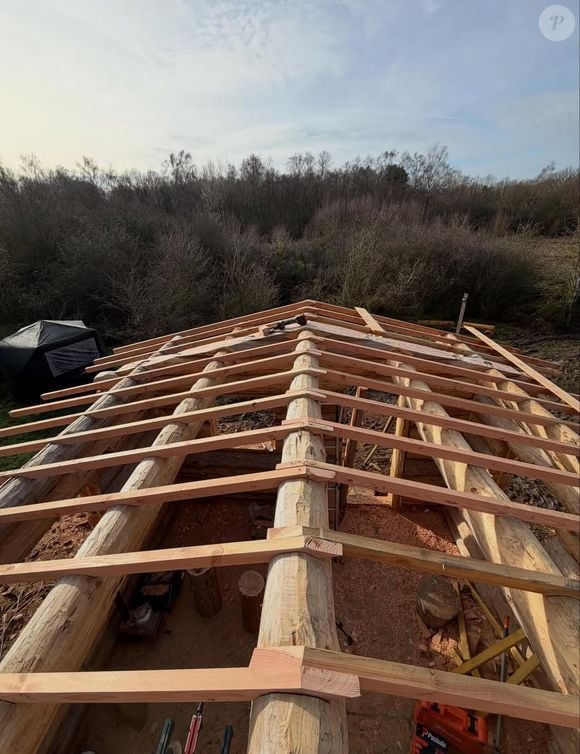 Vianney a terminé la construction de sa cabane en bois en pleine forêt et montre le résultat sur Instagram le 12 avril 2026.