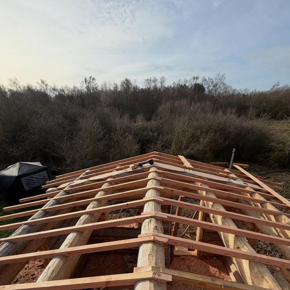 Vianney a terminé la construction de sa cabane en bois en pleine forêt et montre le résultat sur Instagram le 12 avril 2026.