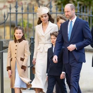 Cette année, la messe était marquée par le retour de Kate Middleton, après s'être battue contre le cancer.
Le prince William, Kate Middleton, la princesse Charlotte, le prince George et le prince Louis assistent à l'office annuel de Pâques à la chapelle Saint-Georges, dans l'enceinte du château de Windsor, le 5 avril 2026.
Photo : Dana Press / Bestimage