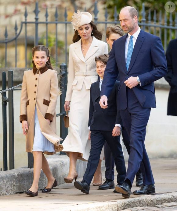 Cette année, la messe était marquée par le retour de Kate Middleton, après s'être battue contre le cancer. 

Le prince William, Kate Middleton, la princesse Charlotte, le prince George et le prince Louis assistent à l'office annuel de Pâques à la chapelle Saint-Georges, dans l'enceinte du château de Windsor, le 5 avril 2026.

Photo : Dana Press / Bestimage