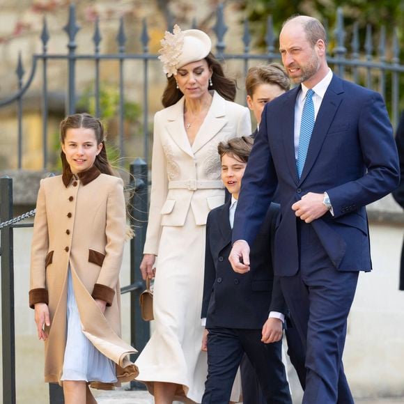 Cette année, la messe était marquée par le retour de Kate Middleton, après s'être battue contre le cancer. 

Le prince William, Kate Middleton, la princesse Charlotte, le prince George et le prince Louis assistent à l'office annuel de Pâques à la chapelle Saint-Georges, dans l'enceinte du château de Windsor, le 5 avril 2026.

Photo : Dana Press / Bestimage