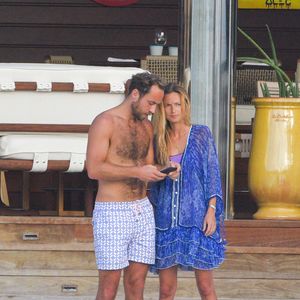 James Middleton et sa fiancée Alizée Thévenet sont en vacances sur la plage de l'hôtel Eden Rock à Saint Barthélémy le 4 janvier 2020. Agence / Bestimage