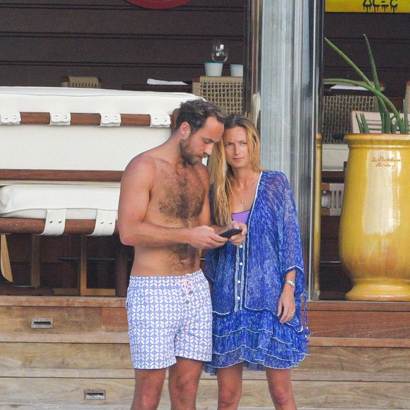 James Middleton et sa fiancée Alizée Thévenet sont en vacances sur la plage de l'hôtel Eden Rock à Saint Barthélémy le 4 janvier 2020. Agence / Bestimage