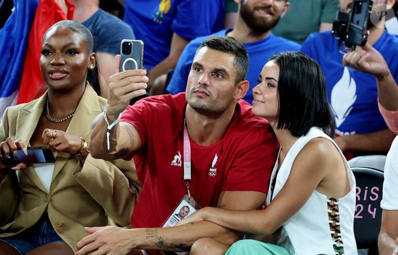 Florent Manaudou et Lola Duménil - Les célébrités assistent à la victoire de l'équipe de France de basket face au Canada (82-73) lors des Jeux Olympiques de Paris2024, le 6 août 2024. © Jacovides-Perusseau / Bestimage