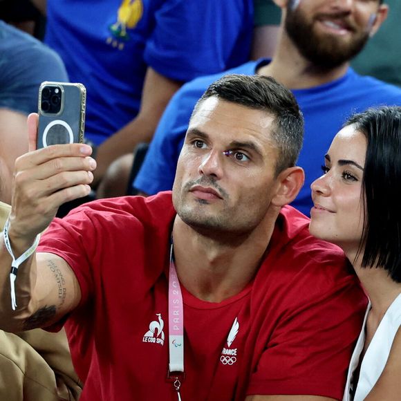 Florent Manaudou et Lola Duménil - Les célébrités assistent à la victoire de l'équipe de France de basket face au Canada (82-73) lors des Jeux Olympiques de Paris2024, le 6 août 2024. © Jacovides-Perusseau / Bestimage