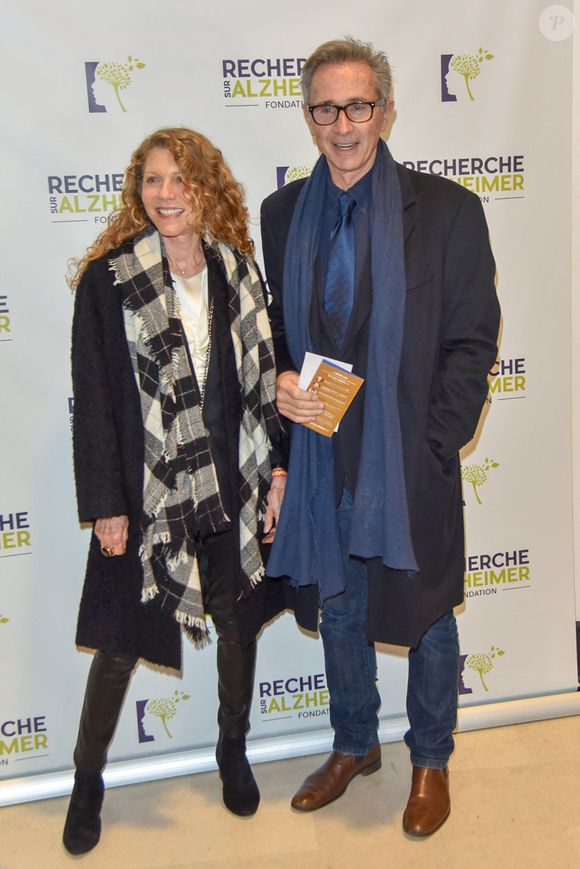 Depuis cinquante ans, Thierry Lhermitte partage la vie d'Hélène, son épouse également artiste.

Thierry Lhermitte et Hélène lors du gala de la fondation sur la recherche sur Alzheimer à la salle Pleyel à Paris, le 12 février 2018. 

Photo : Shootpix / Abaca
