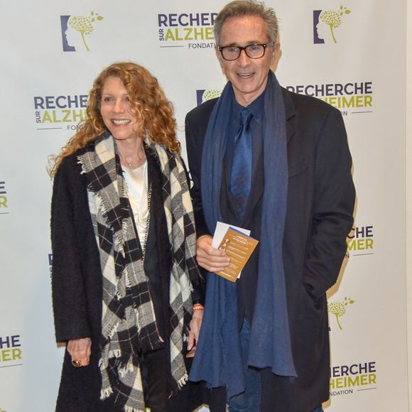 Depuis cinquante ans, Thierry Lhermitte partage la vie d'Hélène, son épouse également artiste.

Thierry Lhermitte et Hélène lors du gala de la fondation sur la recherche sur Alzheimer à la salle Pleyel à Paris, le 12 février 2018. 

Photo : Shootpix / Abaca