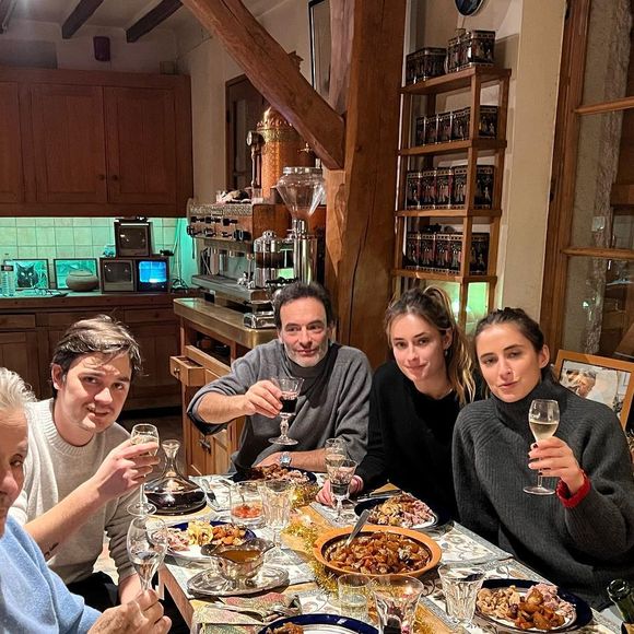 Dernier Noël d'Alain Delon dans sa maison de Douchy dans le Loiret. L'acteur entouré de ses fils Alain-Delon et Anthony et de Loup et Liv, les filles d'Anthony Delon. Décembre 2024.