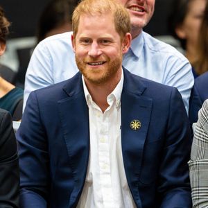S'il a fait le choix avec Meghan Markle de quitter la Grande-Bretagne, le prince Harry n'y reste pas moins attaché. 

Le prince Harry, duc de Sussex, assiste à la compétition de volley-ball assis au Vancouver Convention Centre lors des Invictus Games Vancouver Whistler. © Backgrid USA / Bestimage