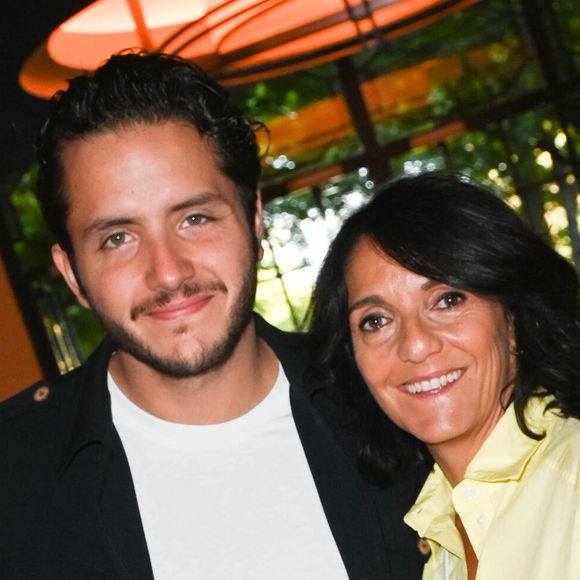 Exclusif - Florence Foresti et son nouveau compagnon l'humoriste Suisse, Alexandre Kominek - People à la 100ème du spectacle de Vincent Dedienne "Un soir de gala" aux théâtre Marigny à Paris le 27 juin 2022. © Coadic Guirec/Bestimage