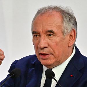 Lundi 25 août, François Bayrou a proposé de supprimer deux jours fériés, le lundi de Pâques et le 8 mai, pour contribuer aux économies prévues dans le budget 2026.

Le Premier ministre François Bayrou lors d'une conférence de presse à Paris, France, le 25 août 2025. Depuis le 15 juillet 2025 et l'annonce de 43,8 milliards d'euros d'économies grâce à de nombreuses mesures. © Christian Liewig/Bestimage