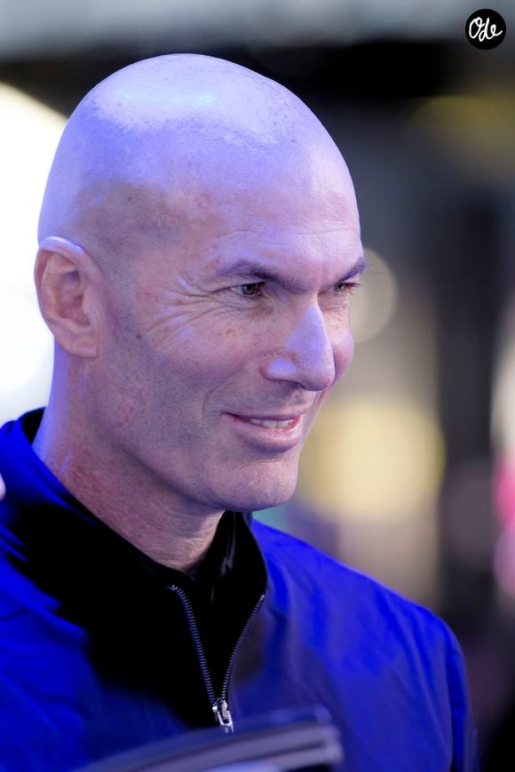 Elyaz reconnaît toutefois qu’il est parfois difficile de porter un nom aussi célèbre, en raison des comparaisons et des attentes.

Zinedine Zidane pendant le Paris Motor Show le 12 octobre 2026 © MPS / PsnewZ / Bestimage
