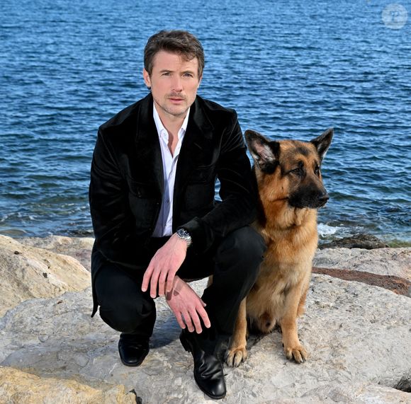 Exclusif - John Reardon et Diesel vom Burgimwald aka Rex sont au MIPTV 2023 à Cannes, France, le 17 avril 2023 pour promouvoir la série "Hudsson et Rex" durant CanneSeries Saison 6 © Bruno Bebert/Bestimage