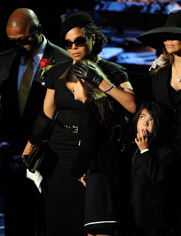 Randy Jackson, Janet Jackson, Paris Katherine Jackson, LaToya Jackson et Prince Michael Jackson II (AKA Blanket) sur scène lors de la cérémonie de commémoration de Michael Jackson au Staples Center à Los Angeles, CA, USA le 7 juillet 2009. Pool photo Kevork Djansezian/Getty/PA-ABACAPRESS.COM (Sur la photo, Janet Jackson, LaToya Jackson et le prince Michael Jackson II (alias Blanket) :  Janet Jackson, LaToya Jackson, Paris Jackson, Prince Michael Jackson II)