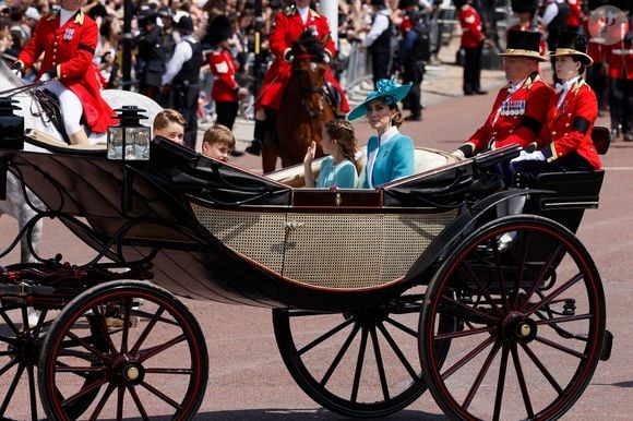 Le prince Louis de Galles, le prince George de Galles, Kate Middleton, la princesse Charlotte de Galles lors de la cérémonie Trooping the Colour à Londres, le 14 juin 2025.

Photo : Backgrid / Bestimage