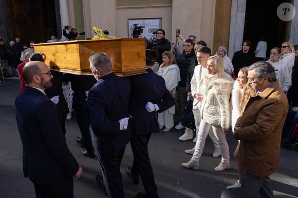 La fille d'Evelyne Leclercq, Céline Olive, lors des funérailles de l'animatrice de télévision française Evelyne Leclercq à la cathédrale Sainte-Reparate de Nice, dans le sud de la France, le 13 janvier 2026.  Photo Shootpix/ABACAPRESS.COM