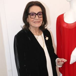 À l'approche de ses 92 ans, la légendaire chanteuse grecque a dû se plier aux recommandations des médecins, annulant sa venue deux ans seulement après avoir déjà dû faire l'impasse sur sa tournée dans le pays.

Exclusif - Nana Mouskouri admire avec émotion les robes qu’elle a porté sur les scènes du monde entier - Exposition des robes de scènes de Nana Mouskouri à la Galerie Sabine Bayasli en vue de leur Vente aux enchères (le 19 juin 2023) au profit de la Fondation des Hôpitaux. Paris le 13 Juin 2023. 

© Bertrand Rindoff / Bestimage