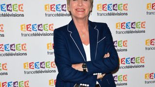 Quel produit anti-moustiques est le plus efficace ? Une enquête d'Envoyé Spécial donne la réponse, une journaliste d'Elise Lucet fait le test