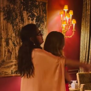 Sur la Toile, Salma Hayek a partagé de belles images de la fête tout en faisant une tendre déclaration à sa fille unique : "Ma belle reine de la danse. Aujourd’hui tu as eu 18 ans ! Tant de choses ont changé dans ta vie, mais tu restes toujours toi-même"

Salma Hayek dansant avec sa fille Valentina Paloma (capture d'écran Instagram).