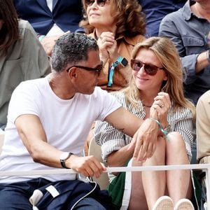 Sarah Poniatowski (Lavoine) avec son compagnon Roschdy Zem et son fils Roman dans les tribunes lors des Internationaux de France de Tennis de Roland Garros 2025. Paris, le 1er Juin 2025. © Dominique Jacovides/Bestimage